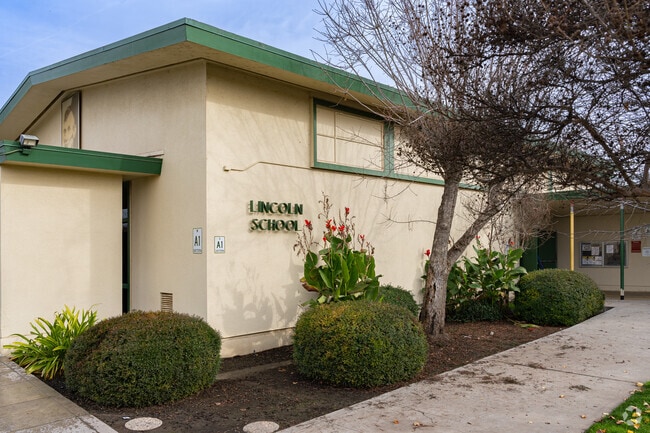 Students in Dinuba can attend Lincoln Elementary School.