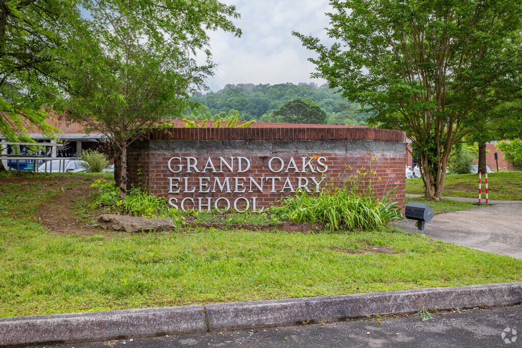 Grand Oaks Elementary School is located in Clinton, Tennessee.