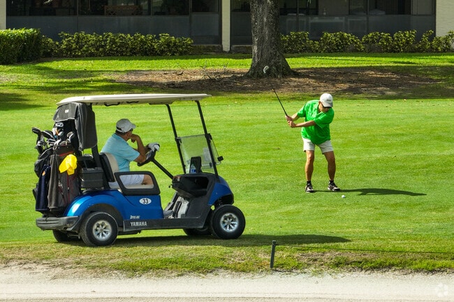 The Golf Club of Jupiter’s course invites Indian Creek novice and seasoned golfers alike.