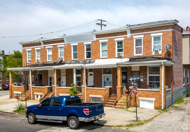 Some homes in Ellwood Park have small front porches.