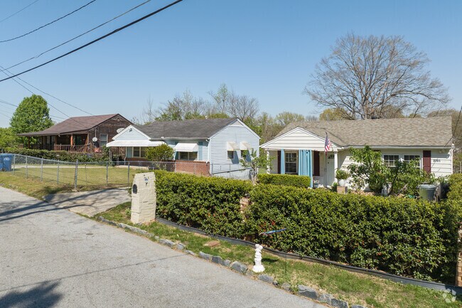 Single story homes in Hammond Park sit close to each other with fences separting them.