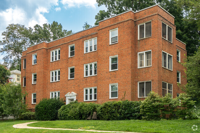 While mostly single family homes, Wyndhurst does offer apartment options for renters.