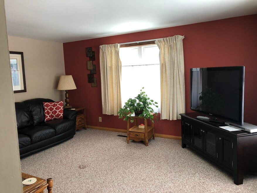 Living Room w/Large Flatscreen TV