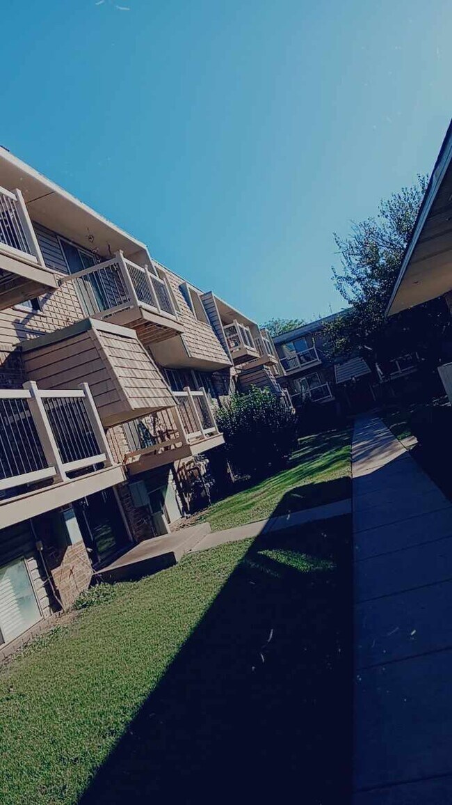 7025 E Lincoln St, Wichita, KS 67207