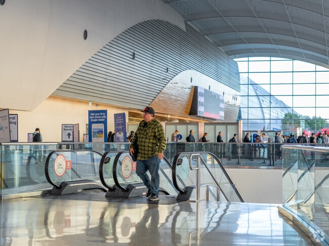 The San Jose Mineta International Airport is the closest airport from Leyva.