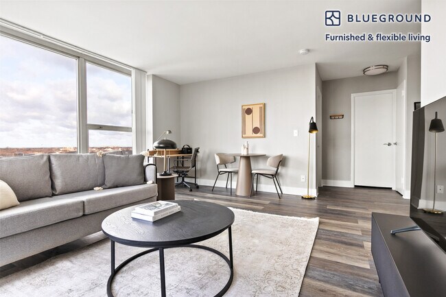 5600 N Sheridan Rd unit FL11-ID652, Chicago, IL 60660 - photo 3