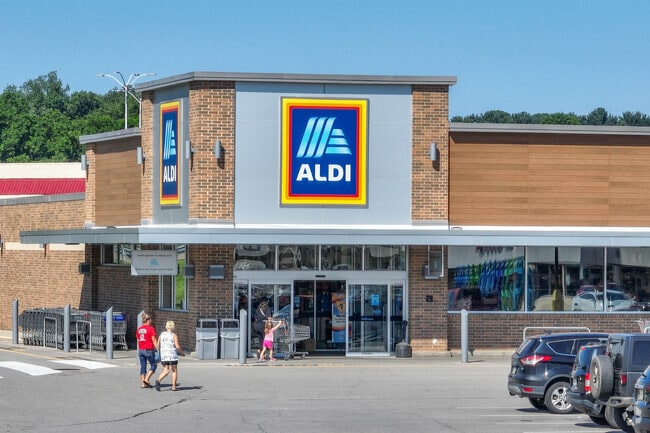 Calcutta locals head to Aldi to shop for grocery deals.