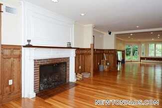 29 Gammons Rd Unit Hse, Newton, MA 02468