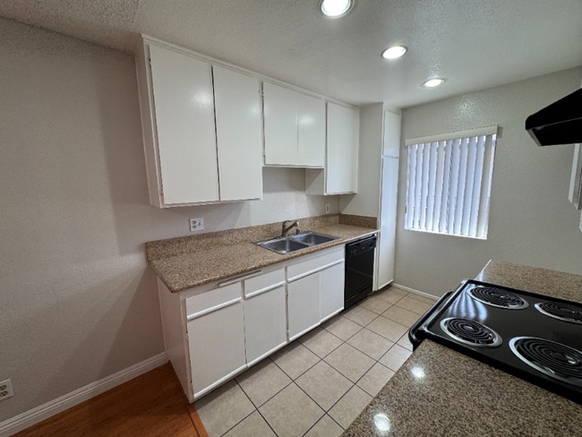 626 E Verdugo Ave unit T, Burbank, CA 91501 - photo 2