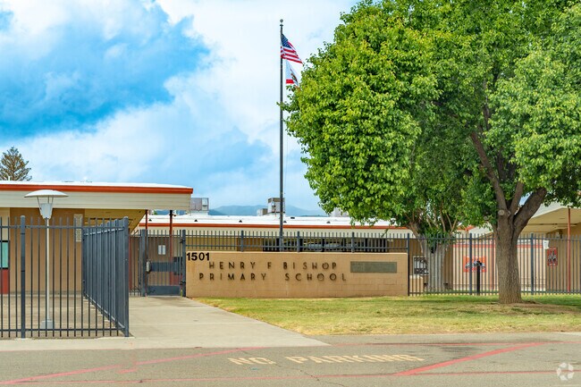 Henry F. Bishop Elementary School serves grades K-1st in Coalinga.