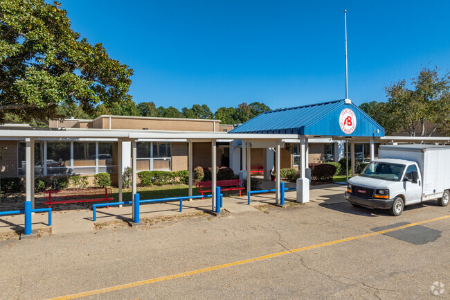 Central Elementary has a student to teacher ratio of 21-to-1.