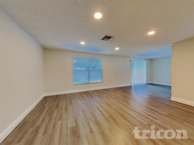 15936 Winding Dr, Tampa, FL 33624 - photo 3