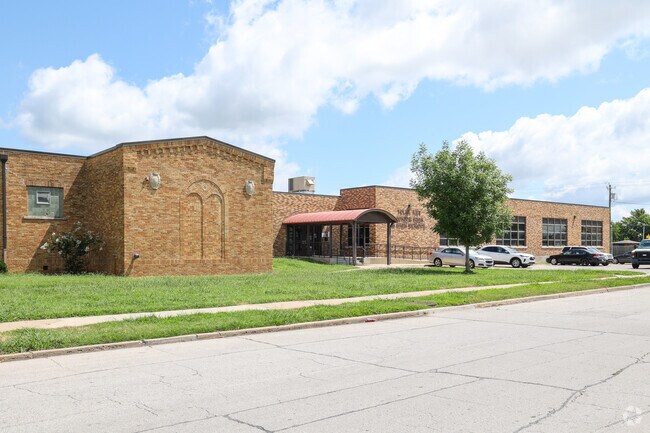 Tulsa MET Senior High School serves students in grades 9th through 12th.