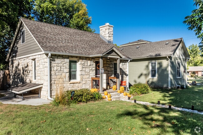 With so many different styles to choose from in South Manhattan, your next home awaits.