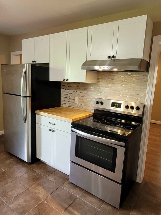 391 Putnam Pike unit C, Dayville, CT 06241 - photo 7