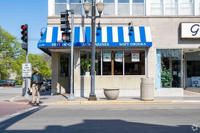 T & G Gyros in Blue Island has been a staple corner spot for burgers and gyros for many years.