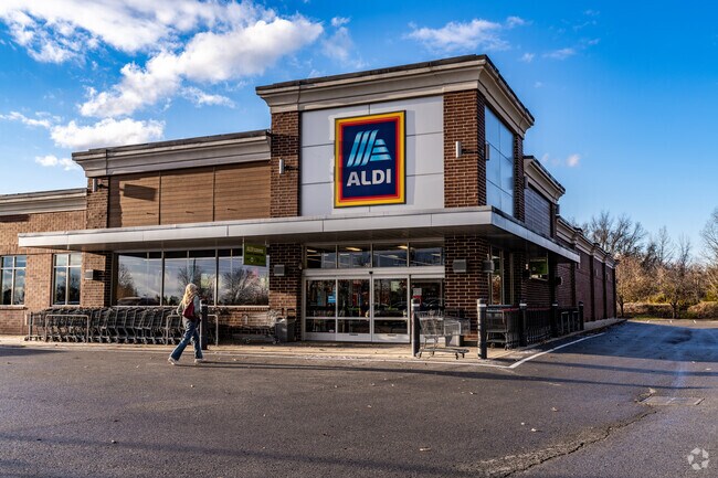 Locals can get their groceries from Aldi in Gallatin.