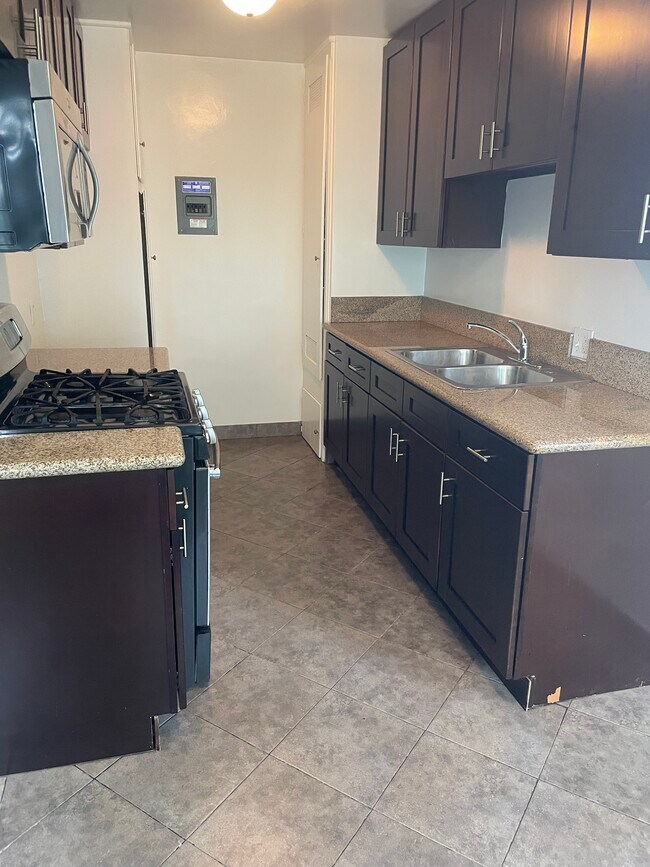 8974 Cadillac Ave, Los Angeles, CA 90034 - photo 2