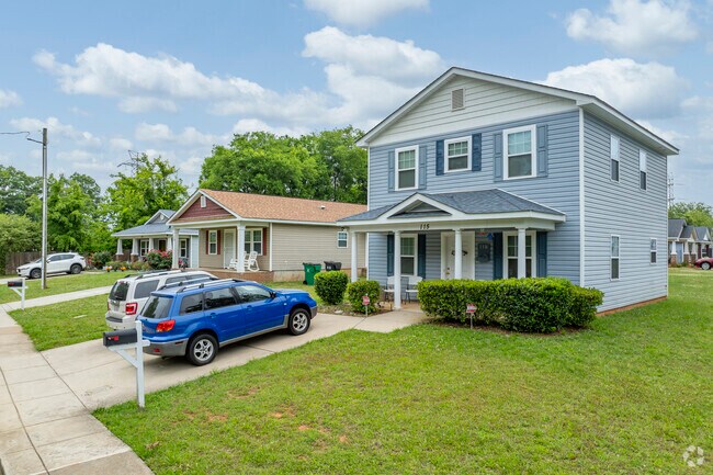 Many newer homes in the area help to welcome new Lakewood residents to the neighborhood.