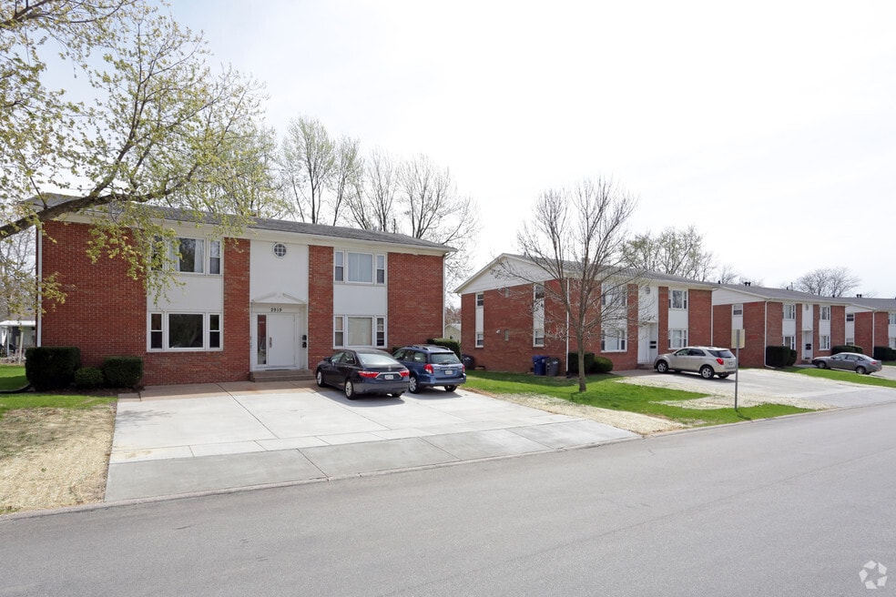 Williamsburg Apartments, Bettendorf, IA 52722 - photo 1