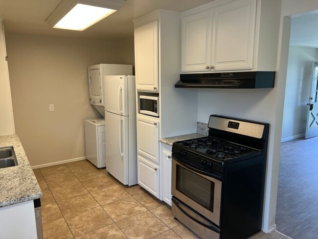 Charming 1 Bedroom unit, completely remodeled with In-Unit Washer/Dryer!, Orange, CA 92866 - photo 2