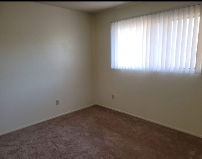 15531 Barranca Way unit 2, Victorville, CA 92394 - photo 3