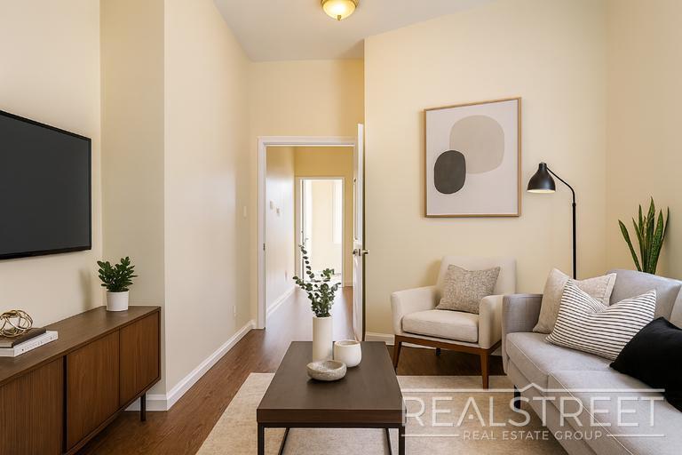 Welcome Home! Large 1.5-Bedroom with Priva...