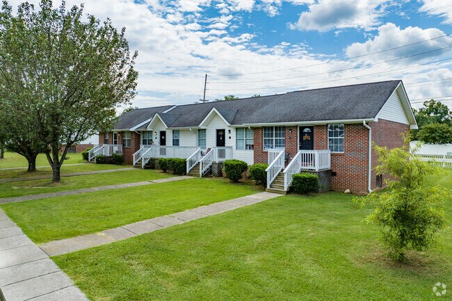 Dallondale boasts apartment complexes for residents to reside.