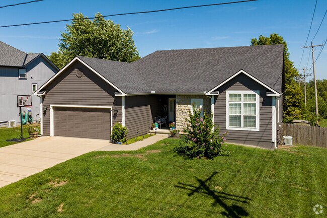 There are several single family homes with small front yards in the De Soto suburbs.