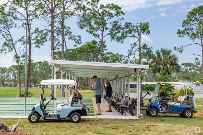 Del Tura Golf & Country Club in Jacaranda offers a variety of activities.