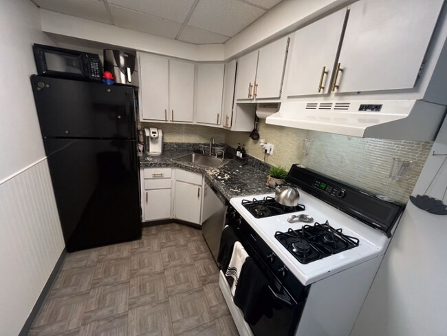Peekskill Towers unit LL4, Peekskill, NY 10566 - photo 2