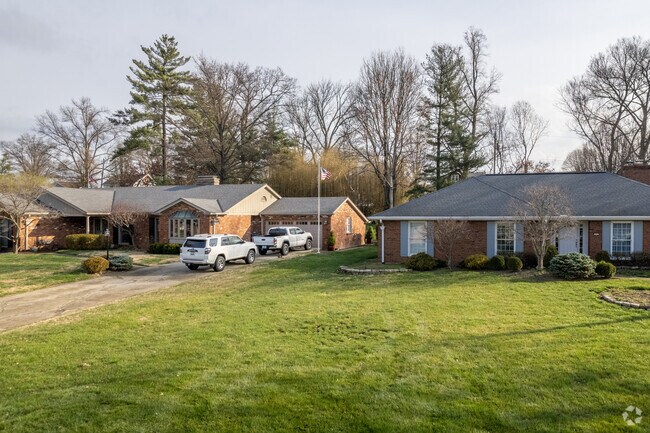 Ranch style homes can be found in Lakeside Park.