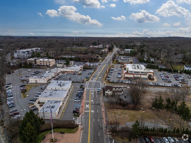 The main thoroughfare of Franklin Lakes is a great place to get your shopping and dining in.