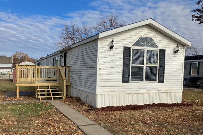 69 Village Ct, Mediapolis, IA 52637 - photo 2