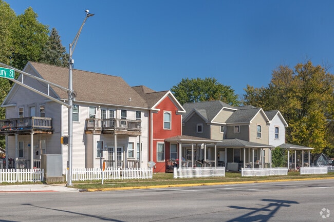 Baker Park features many colonial revival style homes.