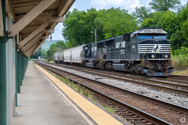 Anniston’s station connects riders to Birmingham, Atlanta and regional stops.