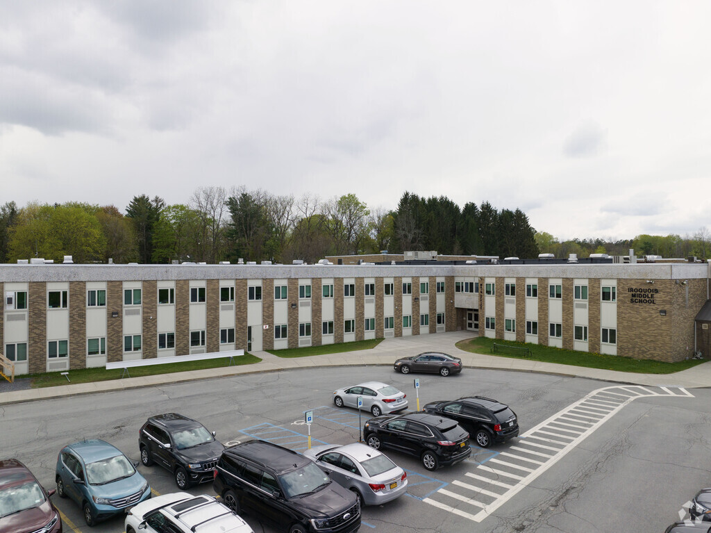 Welcome to Iroquois Middle School, located in the Niskayuna neighborhood of Schenectady, NY.