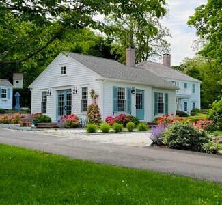 2 Grove St, Sandwich, MA 02563