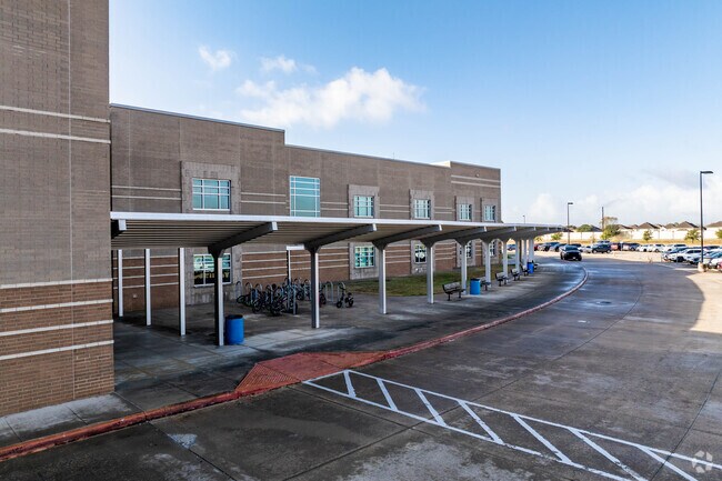 Rodeo Palms Junior High has a student-teacher ratio of 14 to 1.