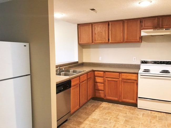 Roanoke Court Apartments, Kansas City, MO 64111 - photo 3