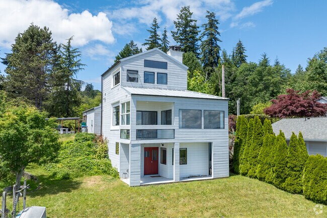 Newer built and custom homes are often found in the Manchester neighborhood near Port Orchard.