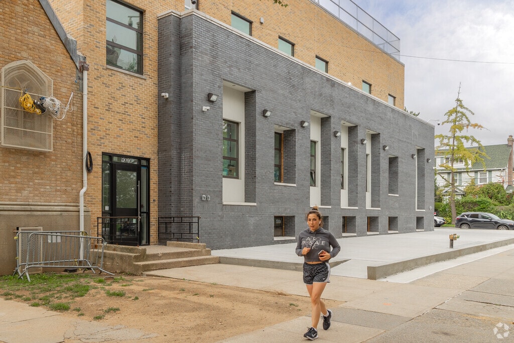 Wellspring Elementary and Middle School is Queens has 242 students.