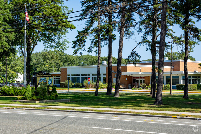 Welcome to Hiawatha School, located in Holbrook.