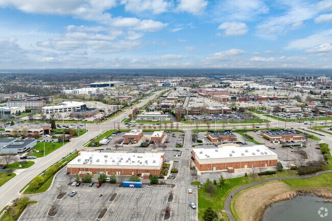 The Polaris Parkway cuts through the Wynstone neighborhood’s northeastern corner, connecting to 71 and providing a direct route into Worthington, Clintonville and Columbus, some 16 miles south.