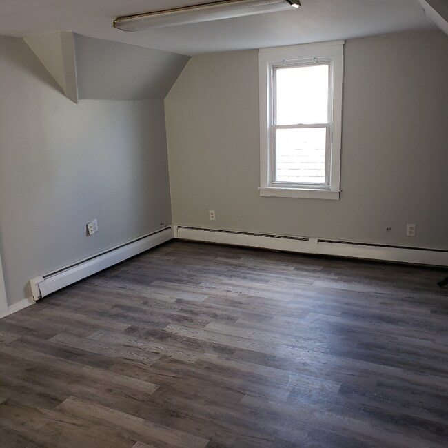 10 6th St unit 3rd, Derby, CT 06418 - photo 5