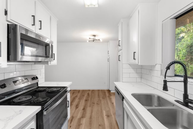 5240 Whitsett Ave unit 12, Valley Village, CA 91607 - photo 6