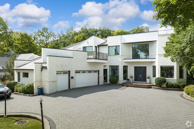 One common home style in East Highland Park includes Modern Contemporary.
