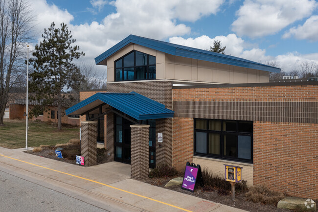 Kettle Lake Elementary School, Entrance.