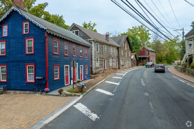 Shopping and dining cluster along Route 24 near Long Valley Brewpub.