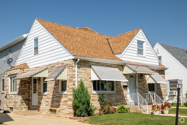 You’ll find plenty of iconic homes with brick, stone and wood siding in Southpoint.